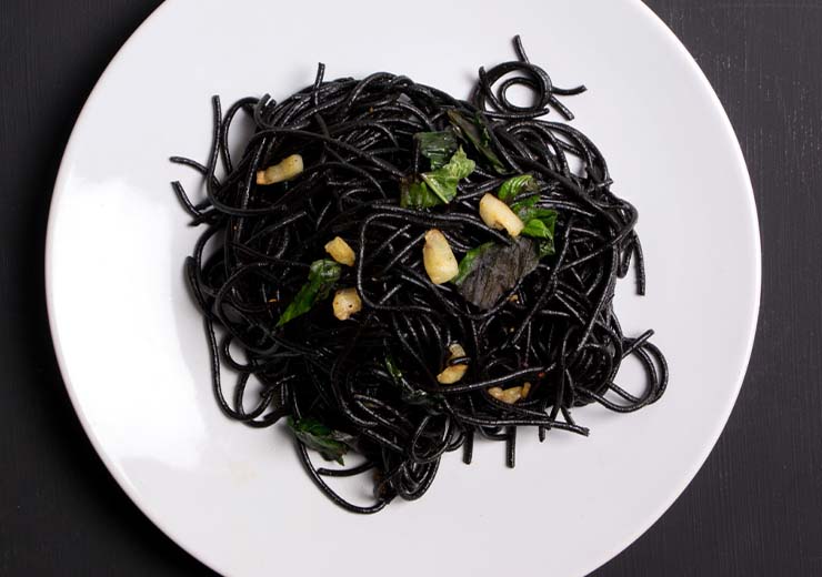 Deliziosi spaghetti neri aglio e olio: ecco la ricetta